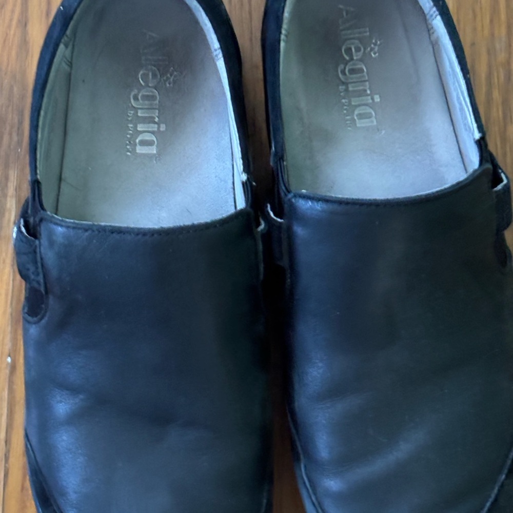 Alegria Men's Black Leather Slip-On Loafers